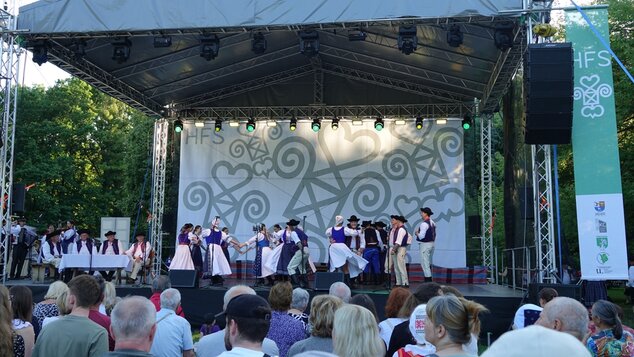 Fígle, žarty, huncútstva a prekáračky: program folklórnych skupín hornej Nitry - FS Senior Vtáčnik z Prievidze