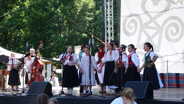 Veselože: program detských folklórnych súborov z hornej Nitry - Barka