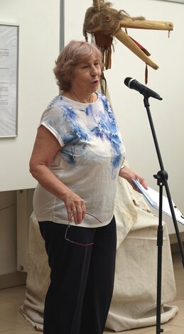 Kurátorkou výstavy je PhDr. Hana Zelinová, etnologička SNM v Martine