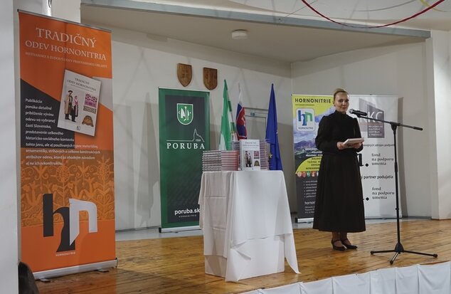 Uvedenie knihy o ľudovom a meštianskom odievaní Tradičný odev Hornonitria