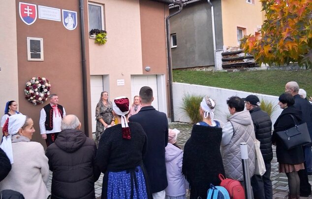 Kladenie kvetov pri pamätnej tabuli Dr. Jána Mjartana - OcÚ Sebedražie