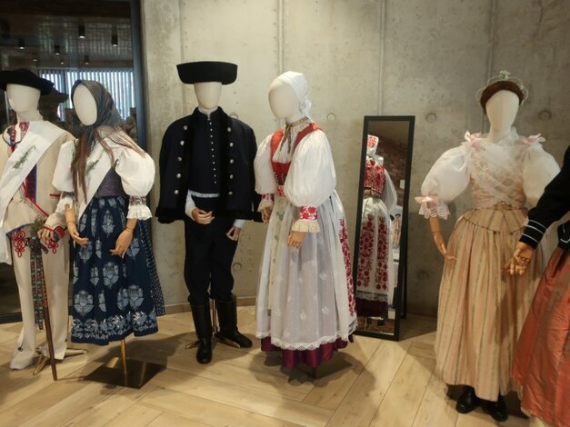 Výstava tradičného ľudového odevu hornej Nitry a Slovácka ©Radovan Chvíla, Jana Gálová, Romana Habartová