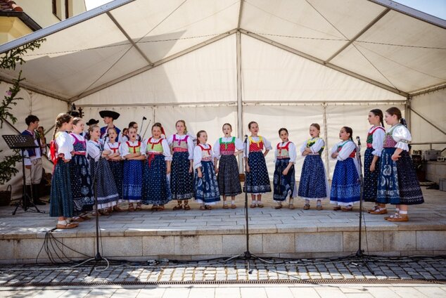 Sousedské pozdravy „Poďte deti medzi nás“ - DFS Malá Lubená, Poluvsie (24. 5. 2026) ©Radovan Chvíla, Jana Gálová, Romana Habartová