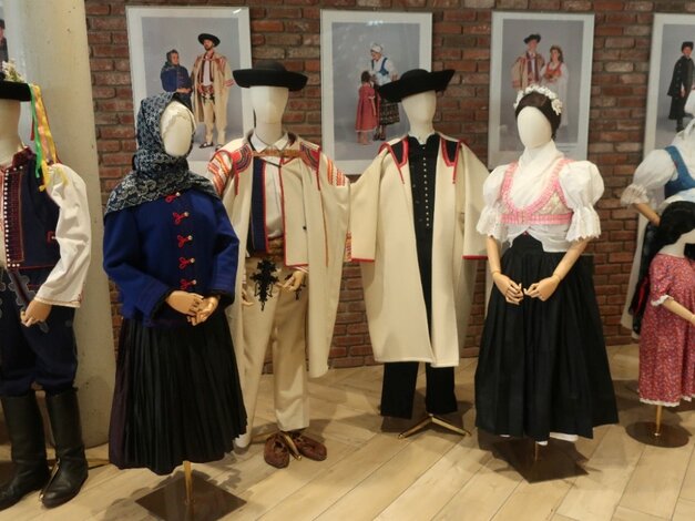 Výstava tradičného ľudového odevu hornej Nitry a Slovácka ©Radovan Chvíla, Jana Gálová, Romana Habartová
