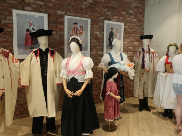 Výstava tradičného ľudového odevu hornej Nitry a Slovácka ©Radovan Chvíla, Jana Gálová, Romana Habartová