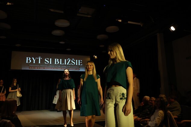 INŠPIRÁCIE FOLKLÓROM - módna prehliadka odevných tvorcov, ktorí sa inšpirujú tradičným odevom - Magdaléna Vaňová - Kroje MV ©codnes.sk