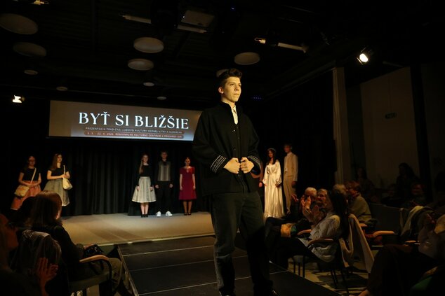 INŠPIRÁCIE FOLKLÓROM - módna prehliadka odevných tvorcov, ktorí sa inšpirujú tradičným odevom - Magdaléna Vaňová - Kroje MV ©codnes.sk