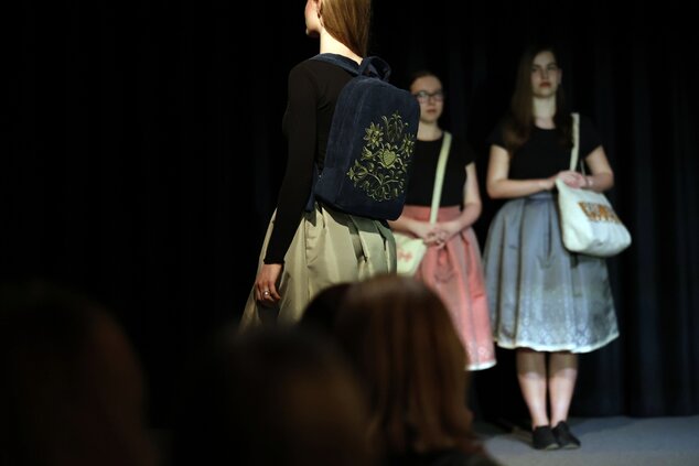 INŠPIRÁCIE FOLKLÓROM - módna prehliadka odevných tvorcov, ktorí sa inšpirujú tradičným odevom - Magdaléna Vaňová - Kroje MV ©codnes.sk