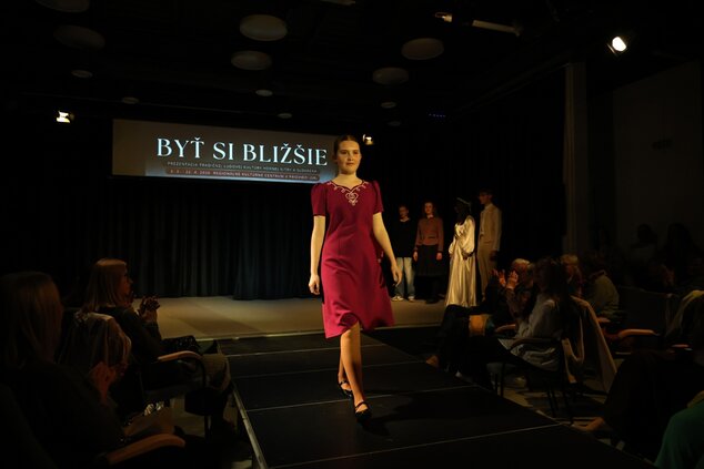 INŠPIRÁCIE FOLKLÓROM - módna prehliadka odevných tvorcov, ktorí sa inšpirujú tradičným odevom - Magdaléna Vaňová - Kroje MV ©codnes.sk