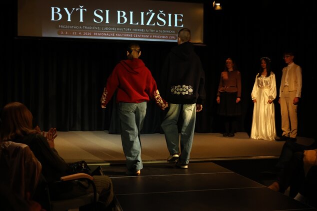 INŠPIRÁCIE FOLKLÓROM - módna prehliadka odevných tvorcov, ktorí sa inšpirujú tradičným odevom - Magdaléna Vaňová - Kroje MV ©codnes.sk