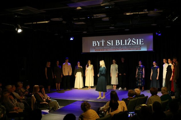 INŠPIRÁCIE FOLKLÓROM - módna prehliadka odevných tvorcov, ktorí sa inšpirujú tradičným odevom - Krojinak, Uherské Hradište, ČR ©codnes.sk