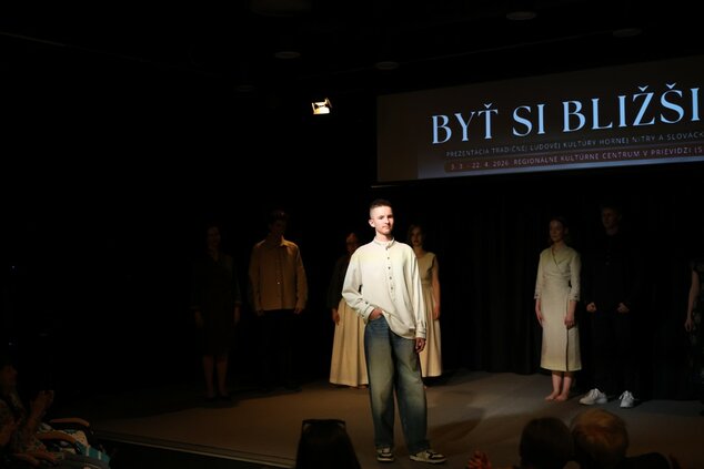 INŠPIRÁCIE FOLKLÓROM - módna prehliadka odevných tvorcov, ktorí sa inšpirujú tradičným odevom - Krojinak, Uherské Hradište, ČR ©codnes.sk