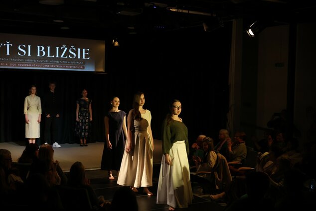 INŠPIRÁCIE FOLKLÓROM - módna prehliadka odevných tvorcov, ktorí sa inšpirujú tradičným odevom - Krojinak, Uherské Hradište, ČR ©codnes.sk