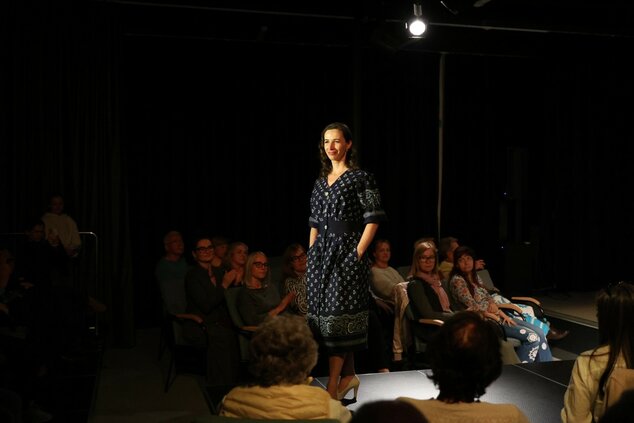 INŠPIRÁCIE FOLKLÓROM - módna prehliadka odevných tvorcov, ktorí sa inšpirujú tradičným odevom - Strážnický modrotisk, Strážnice, ČR ©codnes.sk