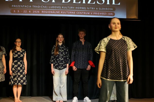 INŠPIRÁCIE FOLKLÓROM - módna prehliadka odevných tvorcov, ktorí sa inšpirujú tradičným odevom - Strážnický modrotisk, Strážnice, ČR ©codnes.sk