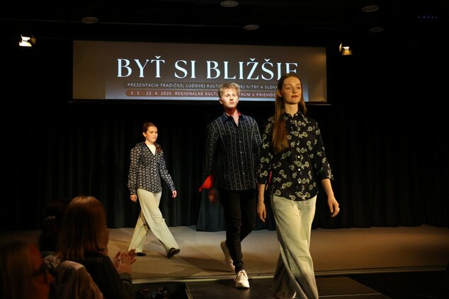 INŠPIRÁCIE FOLKLÓROM - módna prehliadka odevných tvorcov, ktorí sa inšpirujú tradičným odevom - Strážnický modrotisk, Strážnice, ČR ©codnes.sk