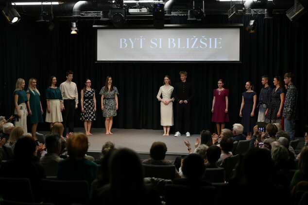 INŠPIRÁCIE FOLKLÓROM - módna prehliadka odevných tvorcov, ktorí sa inšpirujú tradičným odevom ©codnes.sk