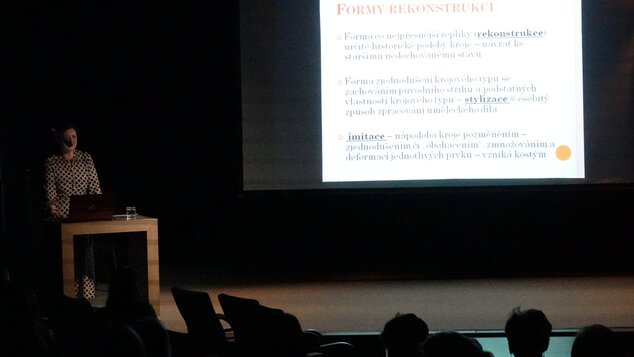 ĽUDOVÝ ODEV NAPRIEČ KRAJINOU - prednášky o tradičnom ľudovom odeve v podaní etnologičky PhDr. Romany Habartovej (ľudový odev Slovácka)