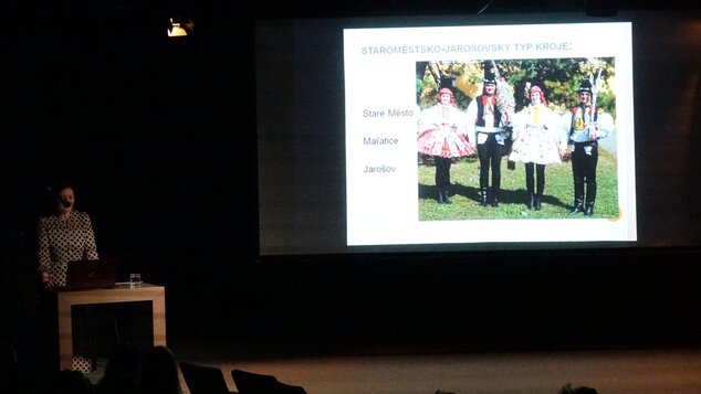 ĽUDOVÝ ODEV NAPRIEČ KRAJINOU - prednášky o tradičnom ľudovom odeve v podaní etnologičky PhDr. Romany Habartovej (ľudový odev Slovácka)