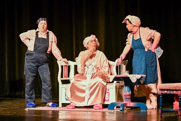 Divadlo z Dvora, Prievidza: Naša tetka delegátka ©Milan Tarabčík