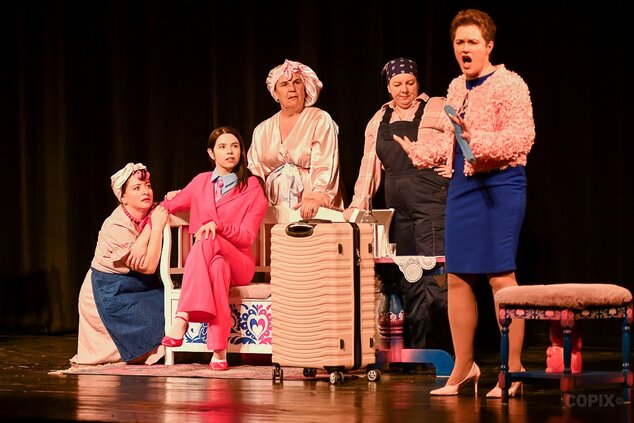 Divadlo z Dvora, Prievidza: Naša tetka delegátka ©Milan Tarabčík