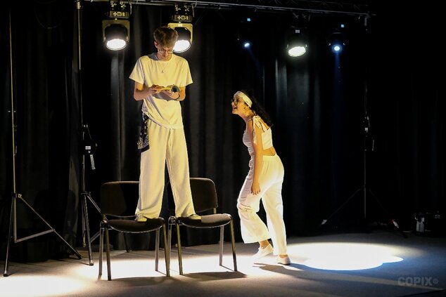 Divadlo Dvojbodka, Bojnice: Biely rozumie. Modrý verí ©Milan Tarabčík