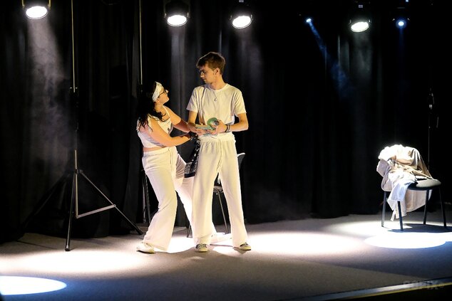 Divadlo Dvojbodka, Bojnice: Biely rozumie. Modrý verí ©Milan Tarabčík