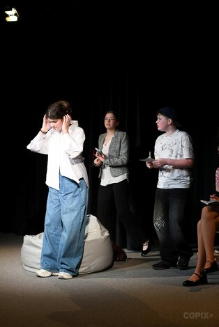 Divadlo ZUŠ Partizánske: Život je ako objem zemegule ©Milan Tarabčík