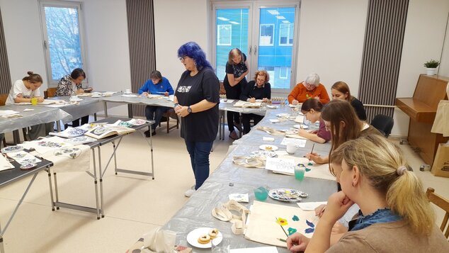Workshop maľovania habánskych vzorov na bavlnené tašky s lektorkou Vandou Grácovou
