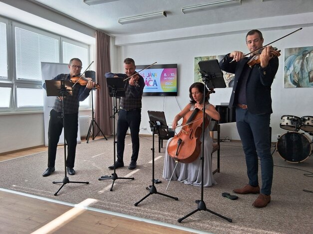 V ZUŠ v Nitrianskom Pravne absolvovali žiaci základnej školy výchovný koncert, na ktorom sa predstavilo sláčikové kvarteto Adventure Strings (9.10.)