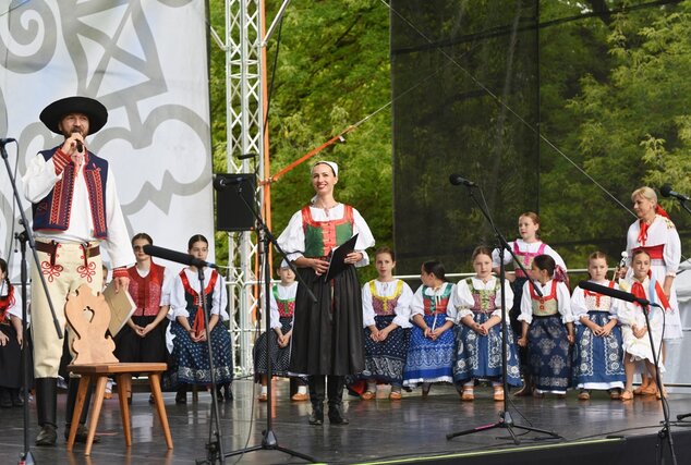 40. Hornonitrianske folklórne slávnosti 2026 – otvorenie druhého dňa festivalu – moderátori Jozef Strečanský a Ivana Palovčíková ©Petra Obonova 13.6.2026
