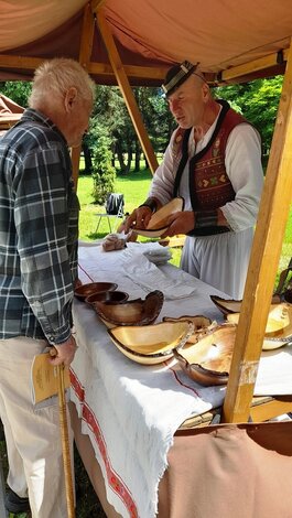 Sprievodné podujatie: Remeselný jarmok – Miroslav Fungáč – drevené výrobky ©Petra Obonova