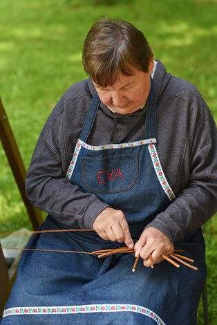 Sprievodné podujatie: Remeselný jarmok – Eva Michalíková – košikárstvo ©Petra Obonova