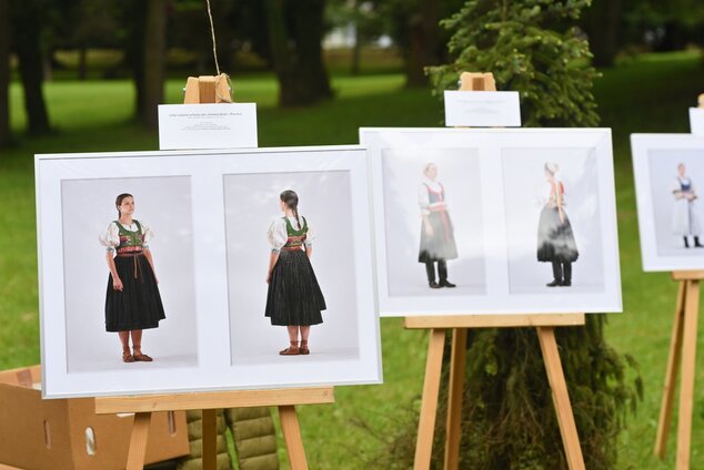 Sprievodné podujatie: Zostaň v kroji – OZ Hornonitrie – výstava fotografií tradičných odevov hornej Nitry ©Petra Obonova