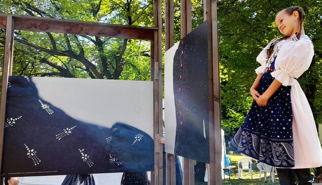 Sprievodné podujatie:  Exteriérová výstava Z formy na plátno na objekte Squarol v Mestskom parku - výstava modrotlače vo fotografickom detaile – HNM v Prievidzi