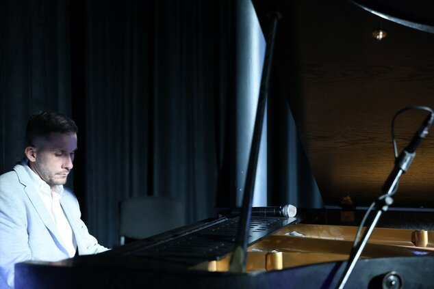 Hudobno-spevácky vstup - klavirista Peter Kurhajec ml. ©Vladimír Štrbík www.codnes.sk