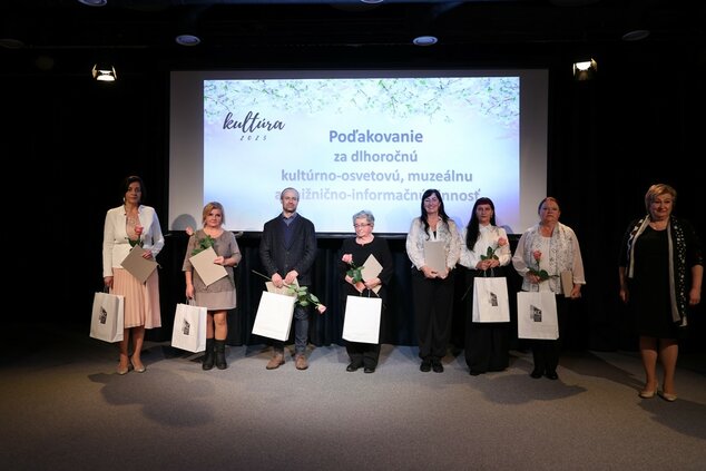 Poďakovanie riaditeľky RKC v Prievidzi za dlhoročnú kultúrno-osvetovú činnosť ©Vladimír Štrbík www.codnes.sk