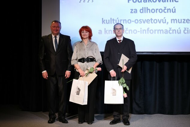 Poďakovanie riaditeľa HNM v Prievidzi za dlhoročnú múzejnú činnosť ©Vladimír Štrbík www.codnes.sk