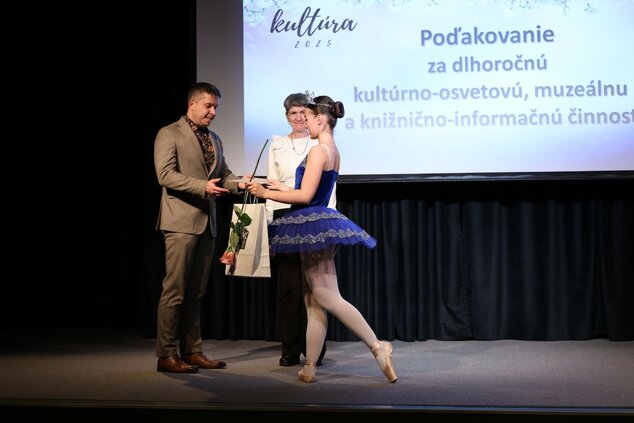 Poďakovanie riaditeľa HNK v Prievidzi za dlhoročnú knižnično-informačnú činnosť ©Vladimír Štrbík www.codnes.sk