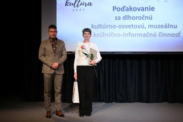 Poďakovanie riaditeľa HNK v Prievidzi za dlhoročnú knižnično-informačnú činnosť ©Vladimír Štrbík www.codnes.sk