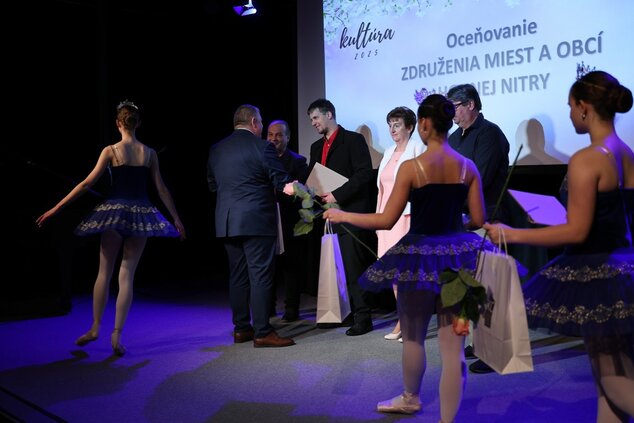 Poďakovanie ZMO HN za výrazný podiel na rozvoji miestnej kultúry ©Vladimír Štrbík www.codnes.sk