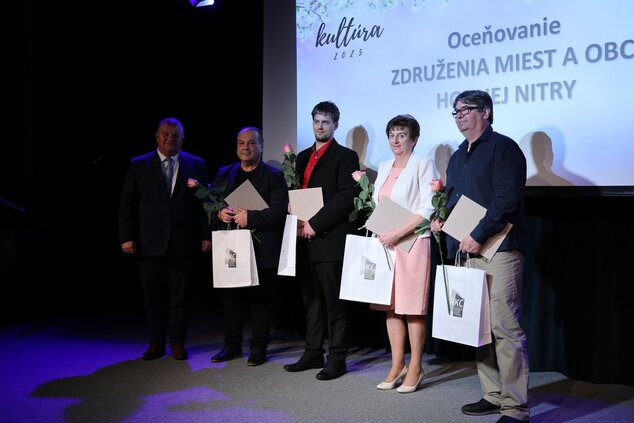 Poďakovanie ZMO HN za výrazný podiel na rozvoji miestnej kultúry ©Vladimír Štrbík www.codnes.sk