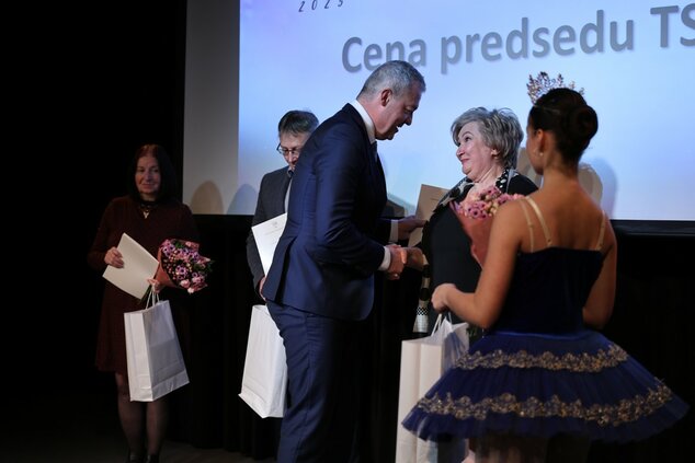Cena predsedu TSK za osobitný prínos k rozvoju kultúry hornej Nitry - Amália Lomnická, Peter Dolinaj, Ľudmila Húsková ©Vladimír Štrbík www.codnes.sk