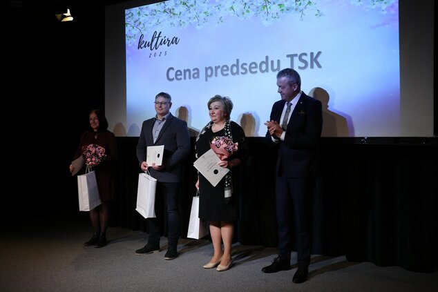 Cena predsedu TSK za osobitný prínos k rozvoju kultúry hornej Nitry - Amália Lomnická, Peter Dolinaj, Ľudmila Húsková ©Vladimír Štrbík www.codnes.sk