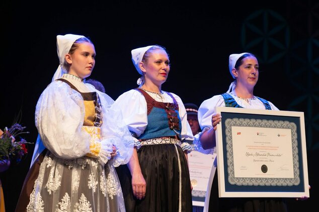 Výšivka z Nitrianskeho Pravna a okolia bola zapísaná do Reprezentatívneho zoznamu nehmotného kultúrneho dedičstva Slovenska