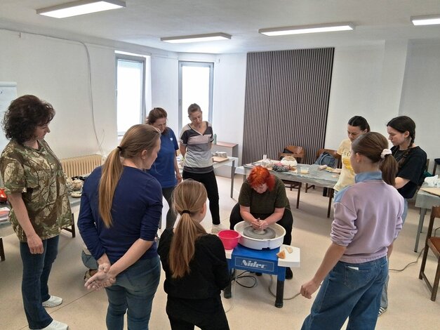 Lektorka Viera Rečková ukazuje prácu s hlinou na hrnčiarskom kruhu