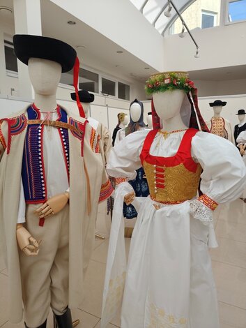 Svadobný odev z pravnianskej oblasti - Poluvsie