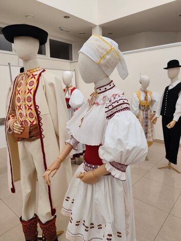 Tradičný odev z oblasti Čavoj