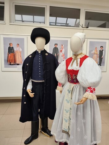 Tradičný odev z Nitr. Pravna