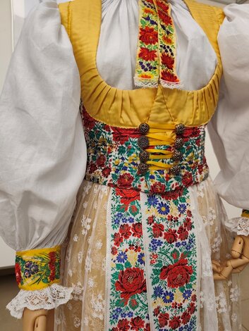 Detail tradič. odevu z okolia Nitr. Pravna